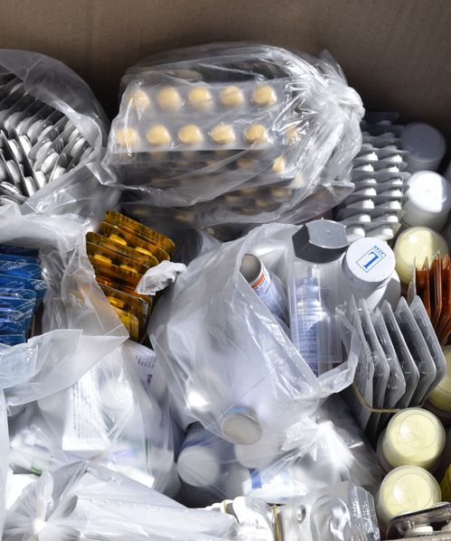 El Alfarcito: Caja con donación de medicamentos